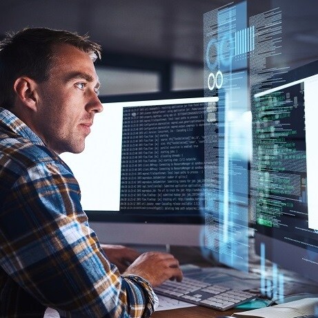 Man-looking-at-a-computer-screen