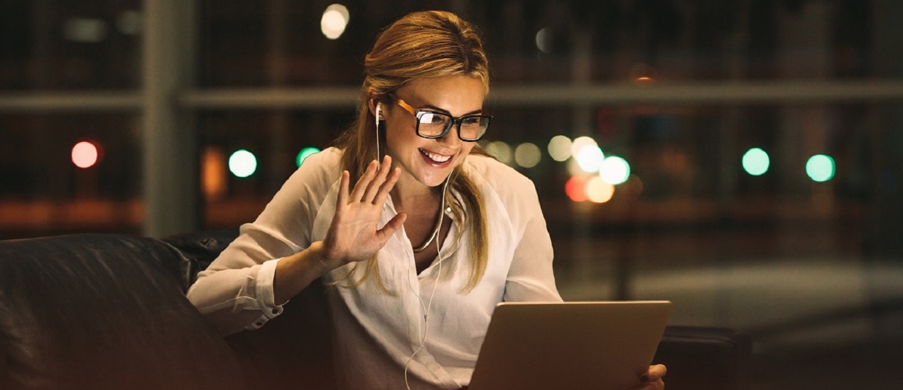 Woman speaking with someone using a tablet