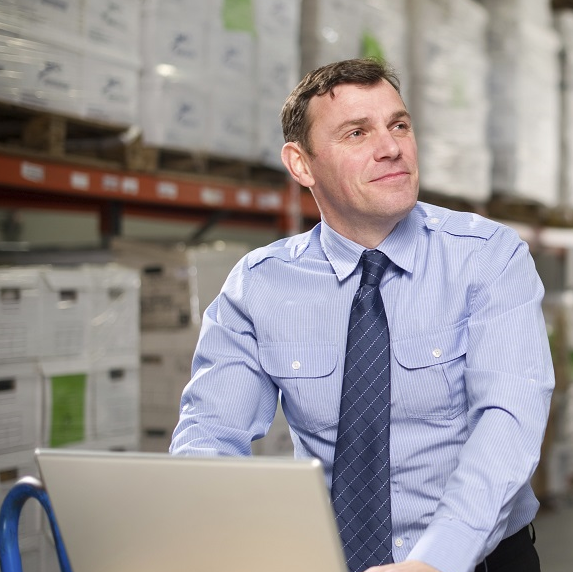 logistics-man-in-warehouse